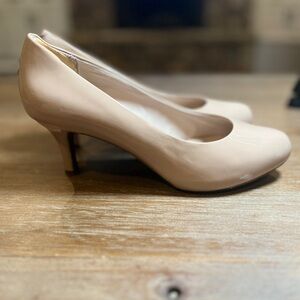 Rockport patent leather Cream Heel platform pumps